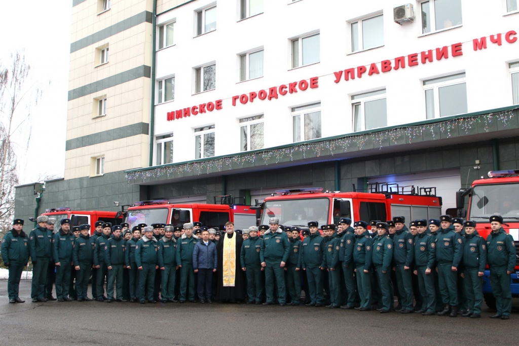 КЛЮЧИ ОТ НОВЫХ ПОЖАРНЫХ АВТОМОБИЛЕЙ ВРУЧИЛИ В СТОЛИЧНОМ УПРАВЛЕНИИ МЧС