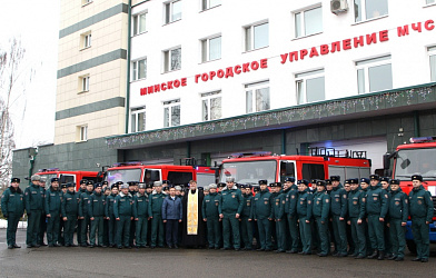 КЛЮЧИ ОТ НОВЫХ ПОЖАРНЫХ АВТОМОБИЛЕЙ ВРУЧИЛИ В СТОЛИЧНОМ УПРАВЛЕНИИ МЧС